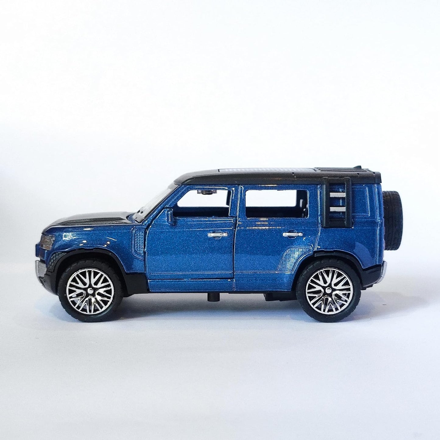 Shhouk Hobbies n Toys 1:32 Scale Die Cast Pull Back Defender Car (Blue)